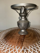 Cargar imagen en el visor de la galería, Lámpara de aceite vintage alemana WMF Ges. Gesch de peltre con punta en relieve (sin pantalla)