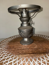 Cargar imagen en el visor de la galería, Lámpara de aceite vintage alemana WMF Ges. Gesch de peltre con punta en relieve (sin pantalla)