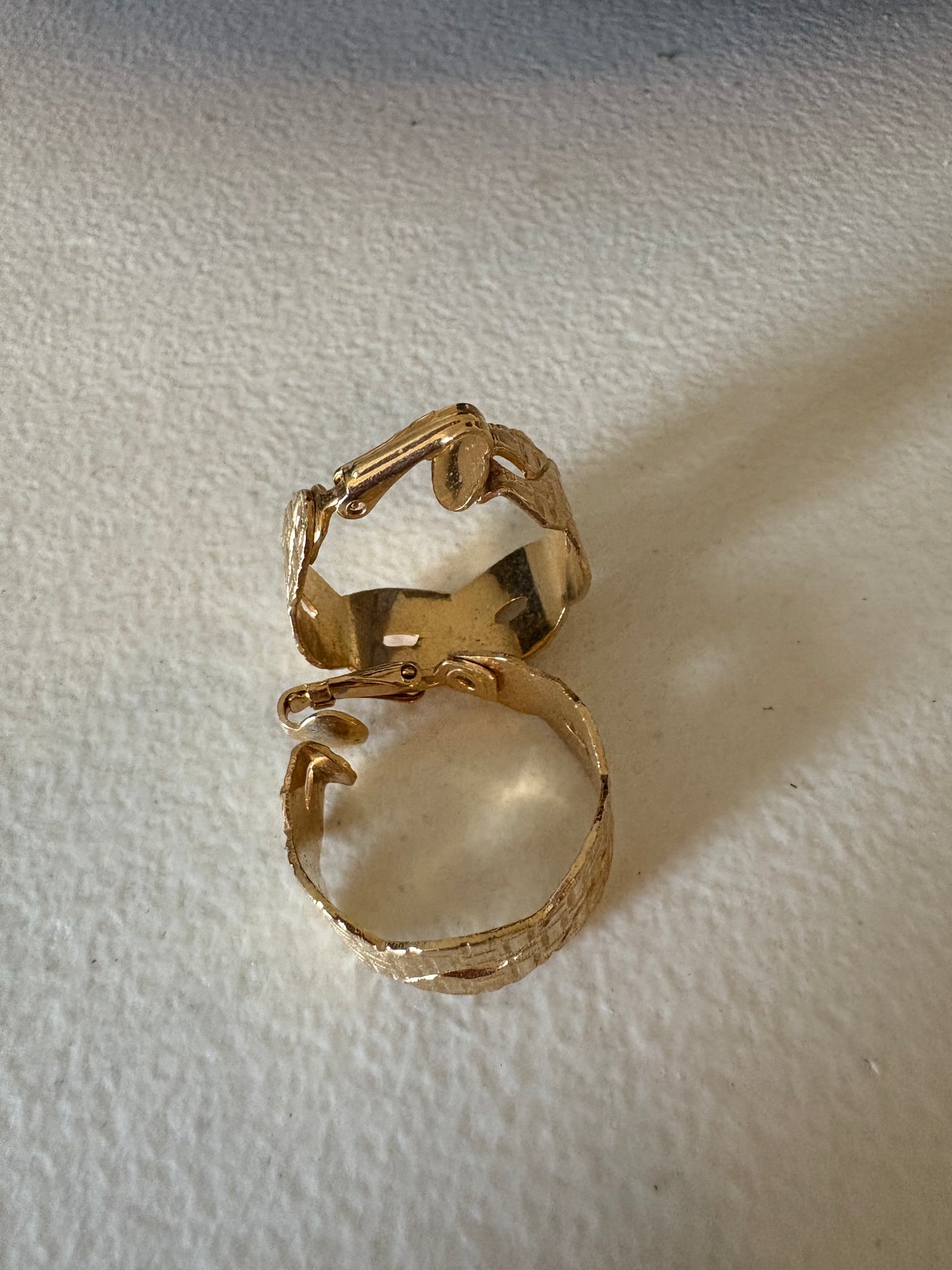 Pendientes de clip estilo aro vintage en tono dorado.