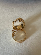 Cargar imagen en el visor de la galería, Pendientes de clip estilo aro vintage en tono dorado.