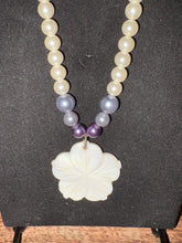 Load image into Gallery viewer, Vintage Glass Bead With Flower Necklace