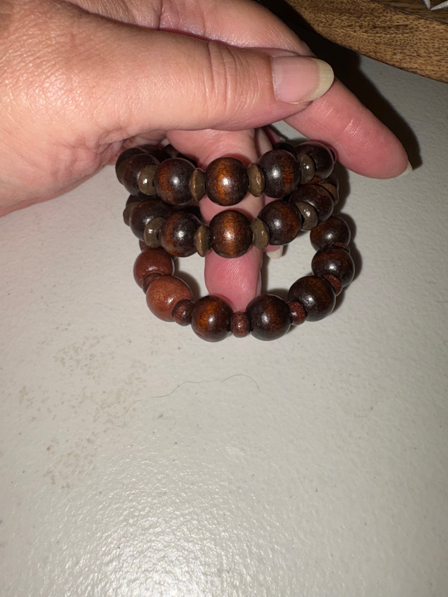 Pulsera de cuentas de madera.