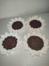 Cargar imagen en el visor de la galería, Posavasos de flores tejidos a crochet a cuatro manos