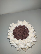 Cargar imagen en el visor de la galería, Posavasos de flores tejidos a crochet a cuatro manos