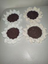 Cargar imagen en el visor de la galería, Posavasos de flores tejidos a crochet a cuatro manos