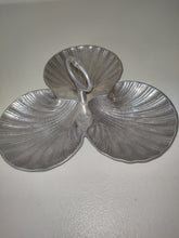 Cargar imagen en el visor de la galería, Plato para servir vintage Petrina de peltre con conchas marinas y condimentos