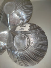 Cargar imagen en el visor de la galería, Plato para servir vintage Petrina de peltre con conchas marinas y condimentos