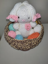 Cargar imagen en el visor de la galería, Canasta de Pascua de crochet con conejito y huevos