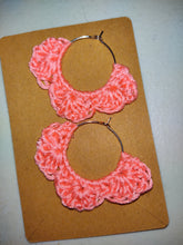 Cargar imagen en el visor de la galería, Pendientes florales de crochet hechos a mano