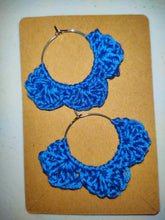 Cargar imagen en el visor de la galería, Pendientes florales de crochet hechos a mano