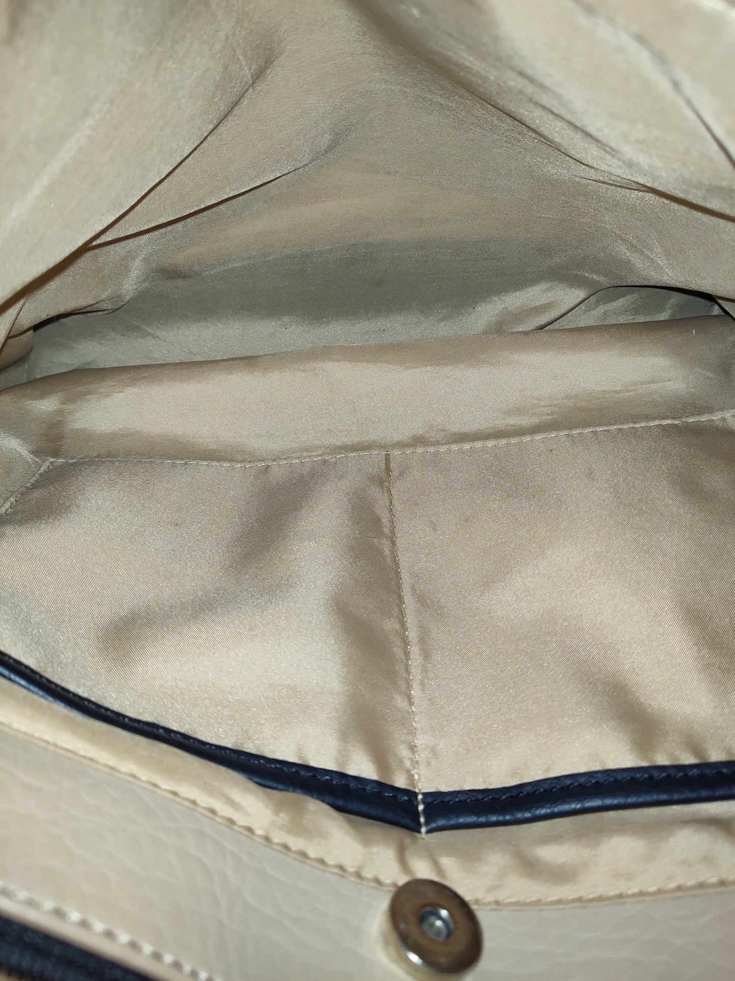 Bolso de mano Kim Rogers en color tostado y negro, mediano, con múltiples bolsillos