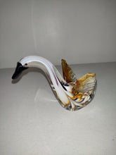 Cargar imagen en el visor de la galería, Figura de cisne de cristal soplado a mano vintage con alas abiertas y fondo pulido