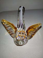 Cargar imagen en el visor de la galería, Figura de cisne de cristal soplado a mano vintage con alas abiertas y fondo pulido