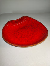 Cargar imagen en el visor de la galería, Cuenco decorativo rojo de cerámica de mediados de siglo de Köln Keramik Weber