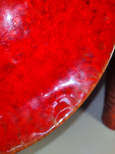 Cargar imagen en el visor de la galería, Cuenco decorativo rojo de cerámica de mediados de siglo de Köln Keramik Weber