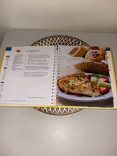 Cargar imagen en el visor de la galería, Libro de cocina Bisquick de Betty Crocker - Tapa dura por Betty Crocker Editors