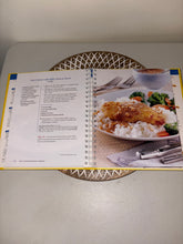 Cargar imagen en el visor de la galería, Libro de cocina Bisquick de Betty Crocker - Tapa dura por Betty Crocker Editors