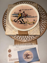 Cargar imagen en el visor de la galería, Troquel de placa NORMAN ROCKWELL Walk am Rhein de Newell Pottery Co.