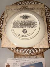Cargar imagen en el visor de la galería, Troquel de placa NORMAN ROCKWELL Walk am Rhein de Newell Pottery Co.