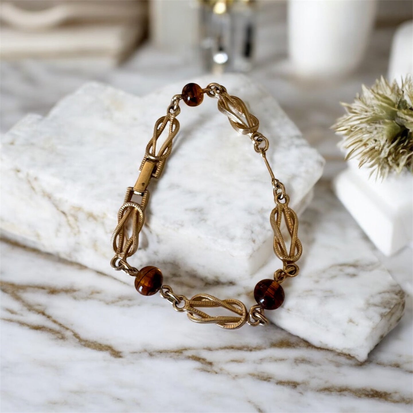 Pulsera Avon con cuentas decorativas de eslabones abiertos en tono dorado.