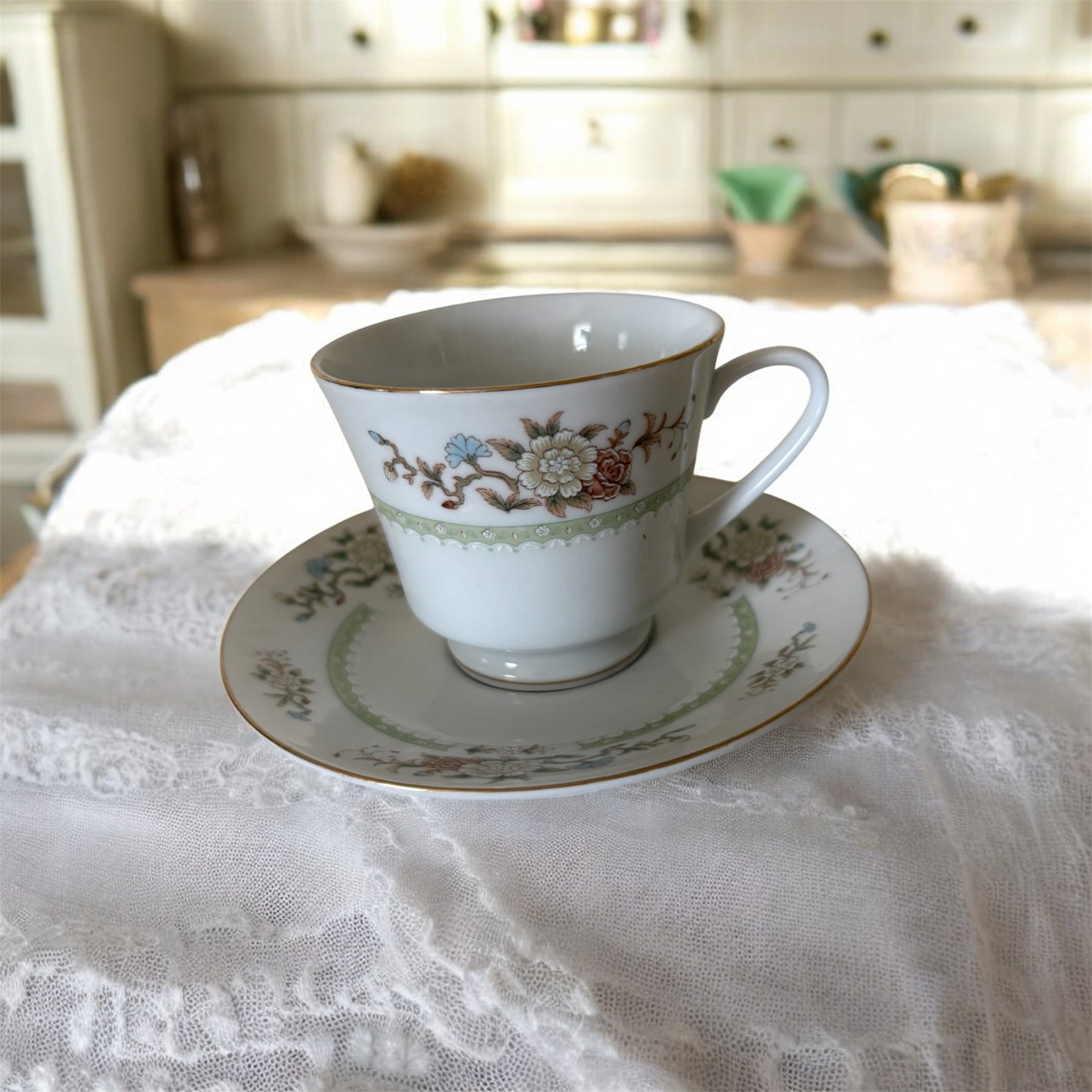 Taza de té y platillo vintage de porcelana china con flores blancas y marrones