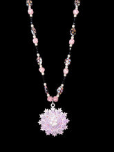 Cargar imagen en el visor de la galería, Collar vintage de cristal con medallón de metal de piedra morada y rosa