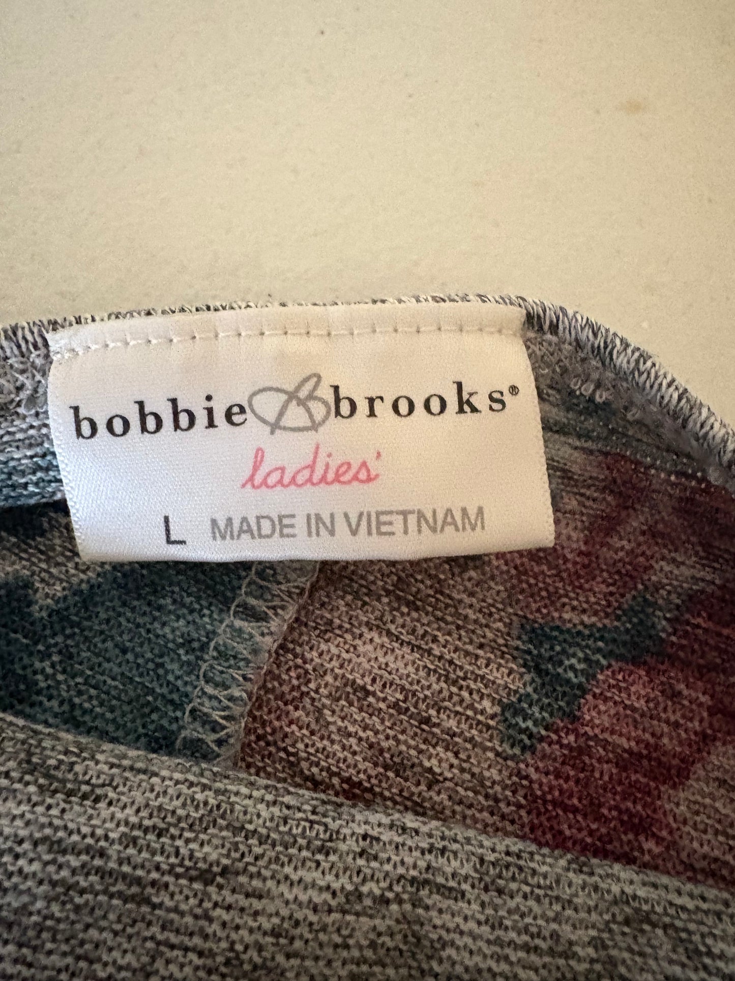 Camiseta gris Bobbie Brooks para mujer, con rosas rojas, cuello redondo, manga corta, talla grande