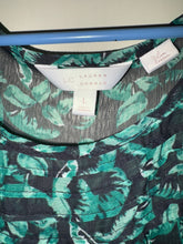 Cargar imagen en el visor de la galería, Blusa semitransparente LC de Lauren Conrad, talla grande, con estampado de hojas y pliegues, estilo campesino