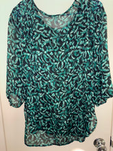 Cargar imagen en el visor de la galería, Blusa semitransparente LC de Lauren Conrad, talla grande, con estampado de hojas y pliegues, estilo campesino