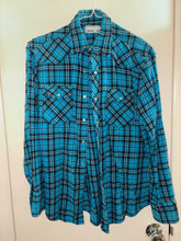 Cargar imagen en el visor de la galería, Camisa vaquera occidental azul a cuadros Wrangler Wrancher Pearl Snap para hombre, talla pequeña