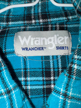 Cargar imagen en el visor de la galería, Camisa vaquera occidental azul a cuadros Wrangler Wrancher Pearl Snap para hombre, talla pequeña