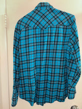 Cargar imagen en el visor de la galería, Camisa vaquera occidental azul a cuadros Wrangler Wrancher Pearl Snap para hombre, talla pequeña