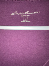 Cargar imagen en el visor de la galería, Camiseta de manga corta con cuello en V para mujer de Eddie Bauer, morada, talla L