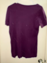 Cargar imagen en el visor de la galería, Camiseta de manga corta con cuello en V para mujer de Eddie Bauer, morada, talla L