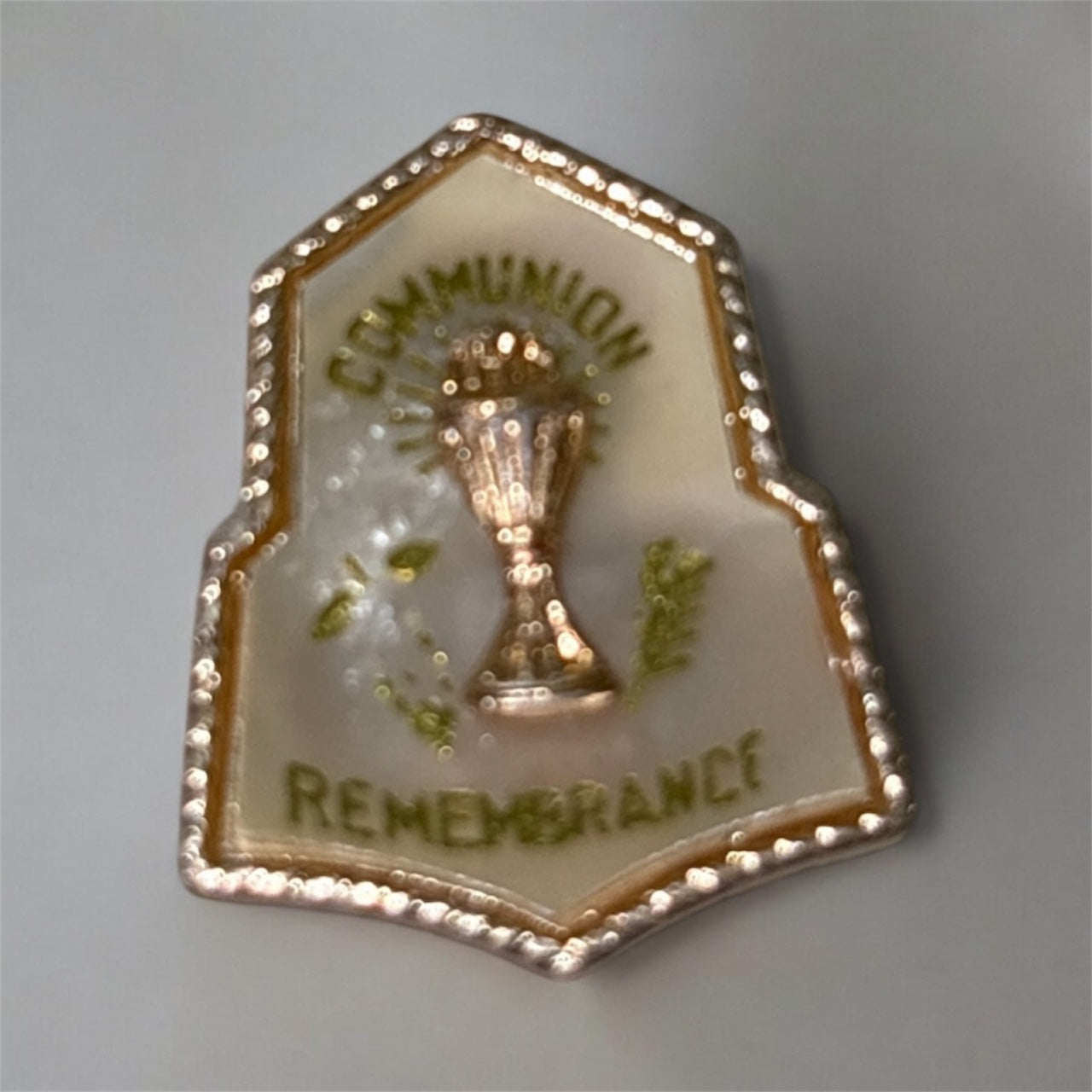 Pin católico vintage conmemorativo de la comunión