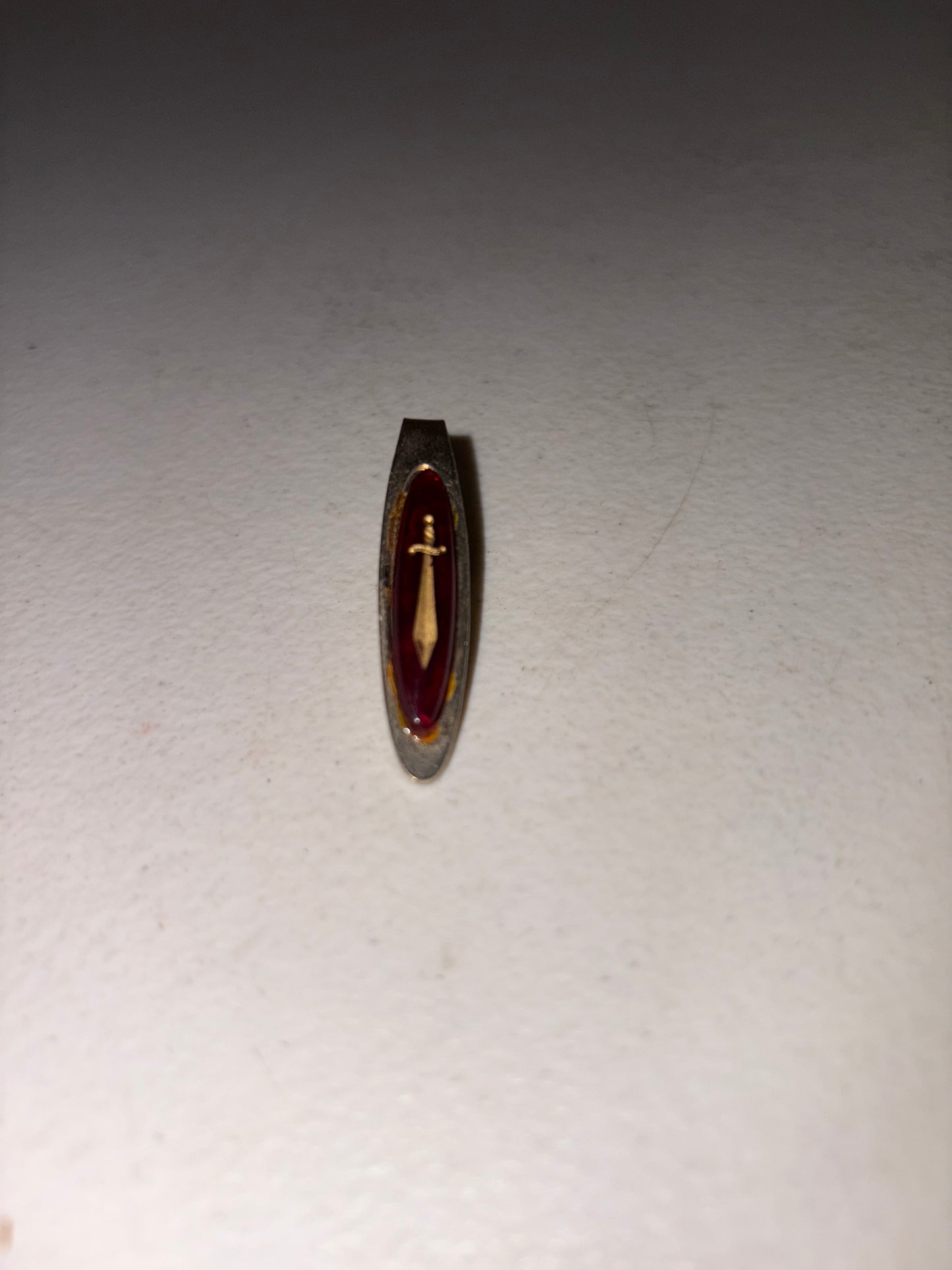Pasador de corbata con forma de espada en tono dorado vintage