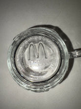 Cargar imagen en el visor de la galería, Taza de cristal vintage de McDonald's Batman Forever Riddler de 1995