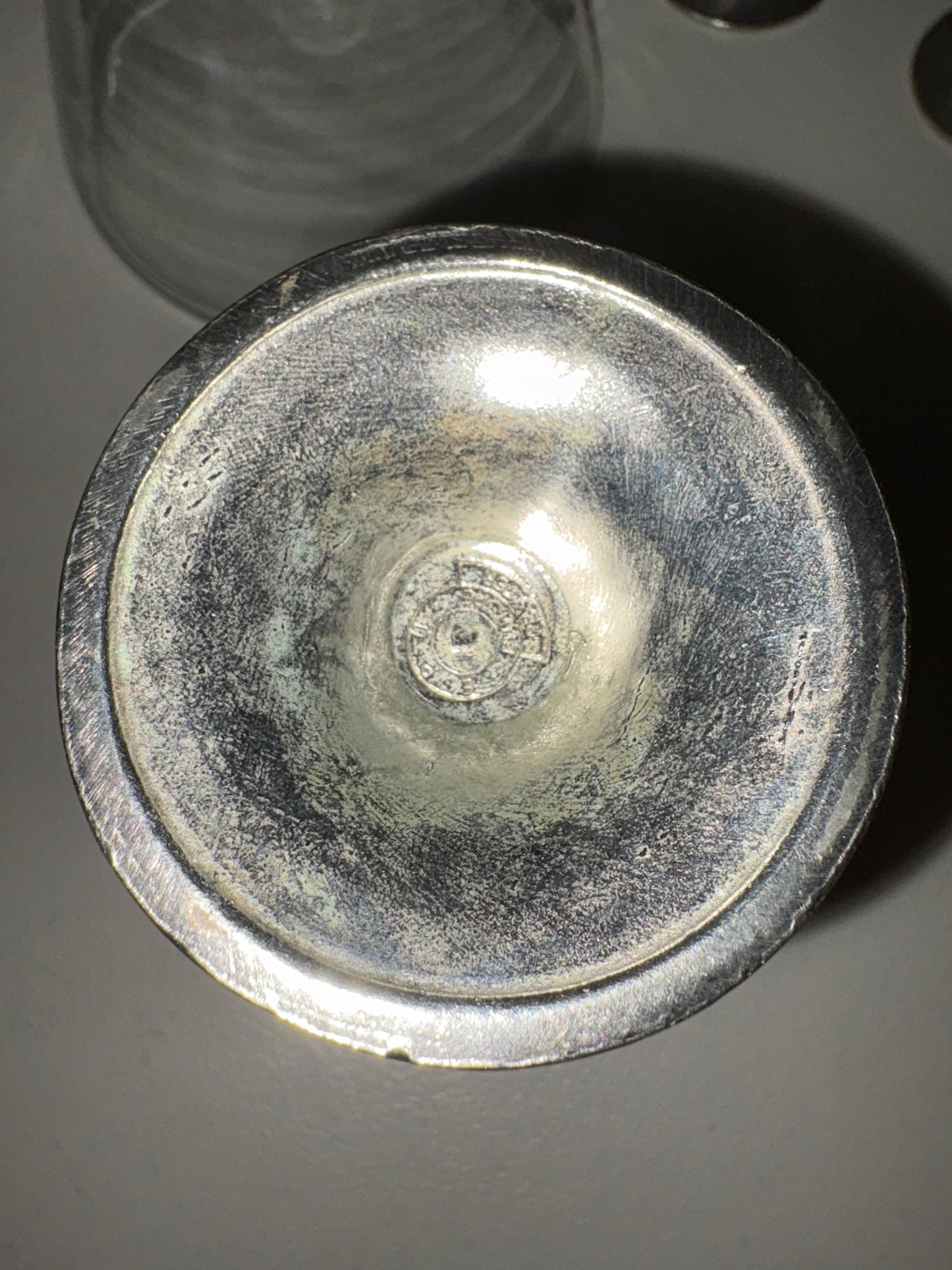 Decantador de vino de cristal transparente con cuatro copas, asa de peltre con motivo de uva y tapa estilo jarra - EPU Europa