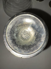 Cargar imagen en el visor de la galería, Decantador de vino de cristal transparente con cuatro copas, asa de peltre con motivo de uva y tapa estilo jarra - EPU Europa