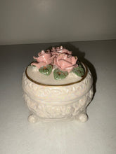 Cargar imagen en el visor de la galería, Caja de baratijas redonda de porcelana perlada rosa de la colección clásica Precious Memories