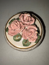 Cargar imagen en el visor de la galería, Caja de baratijas redonda de porcelana perlada rosa de la colección clásica Precious Memories