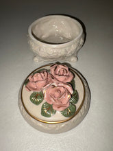 Cargar imagen en el visor de la galería, Caja de baratijas redonda de porcelana perlada rosa de la colección clásica Precious Memories