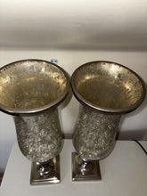 Cargar imagen en el visor de la galería, Dos recipientes vintage de cristal de mercurio.