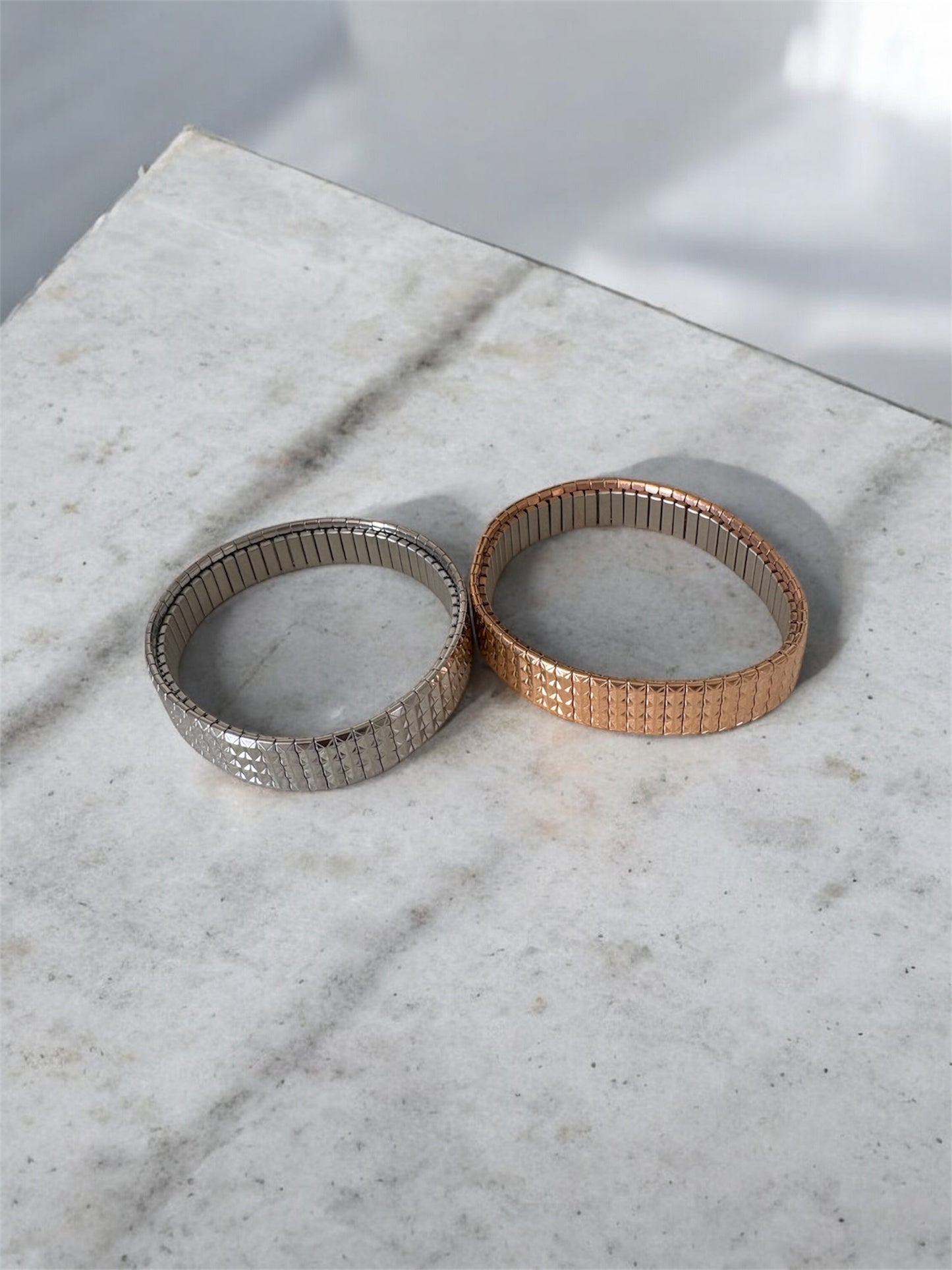 Pulsera elástica unisex de dos Speidel con elegante diseño de eslabones en tono oro rosa brillante y plateado.