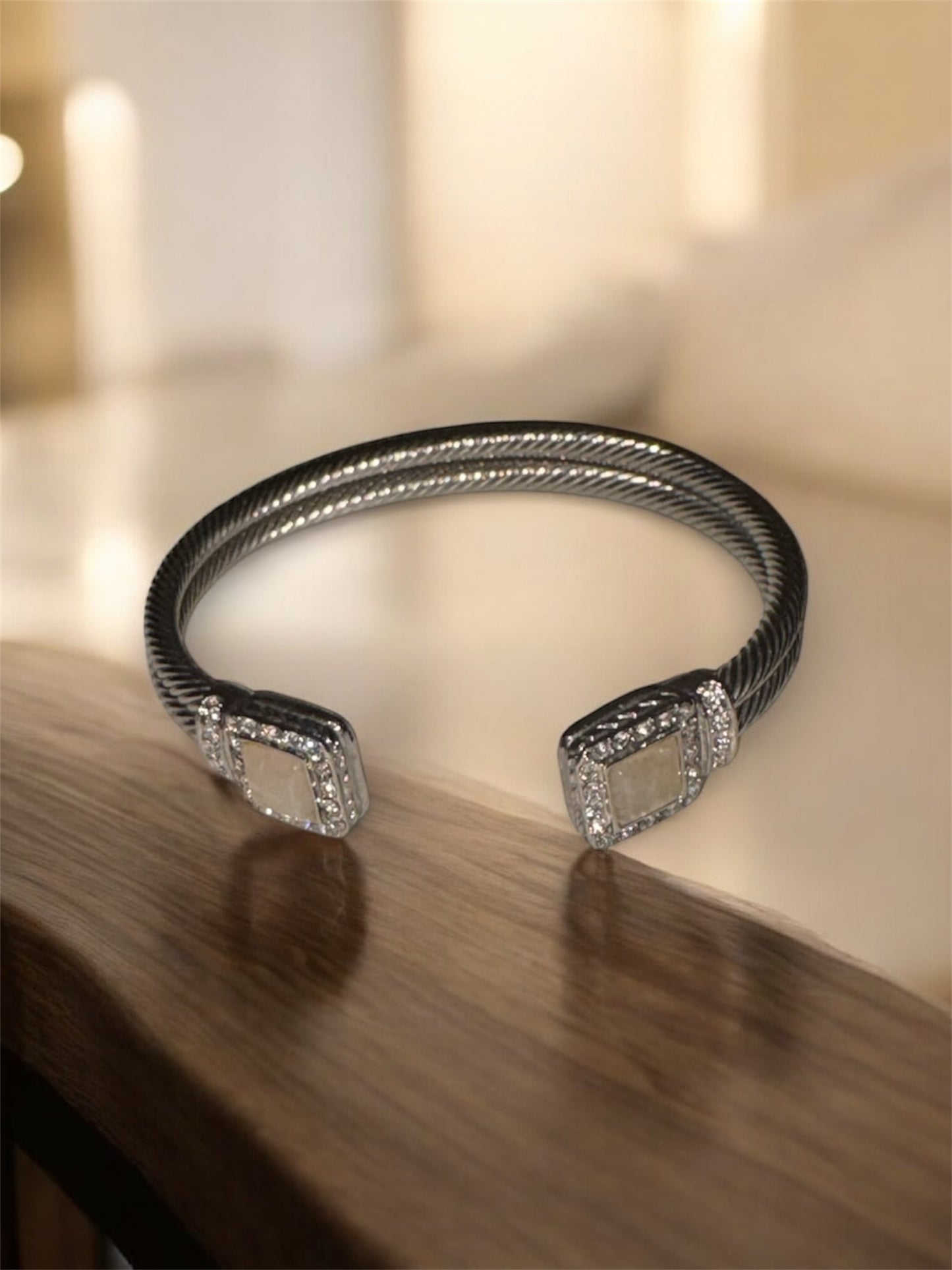 Brazalete antiguo con circonitas cúbicas y doble cable de joyería inspirada en el diseñador UNY