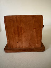 Cargar imagen en el visor de la galería, Servilletero vintage de madera con forma de cerdo hecho a mano
