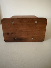 Cargar imagen en el visor de la galería, Servilletero vintage de madera con forma de cerdo hecho a mano