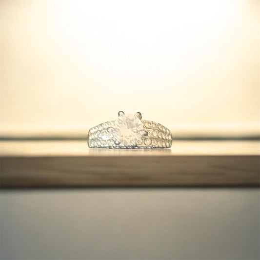 Anillo de compromiso en tono plateado