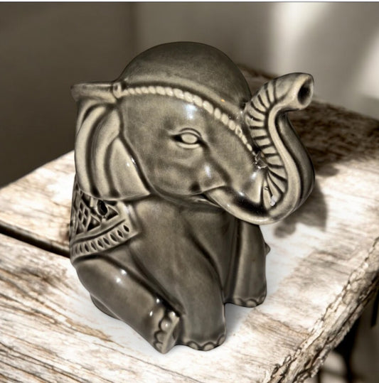 Lámpara de noche de cerámica con forma de elefante que acentúa la trompa hacia arriba y la buena suerte