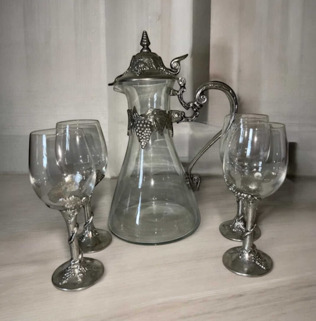 Decantador de vino de cristal transparente con cuatro copas, asa de peltre con motivo de uva y tapa estilo jarra - EPU Europa